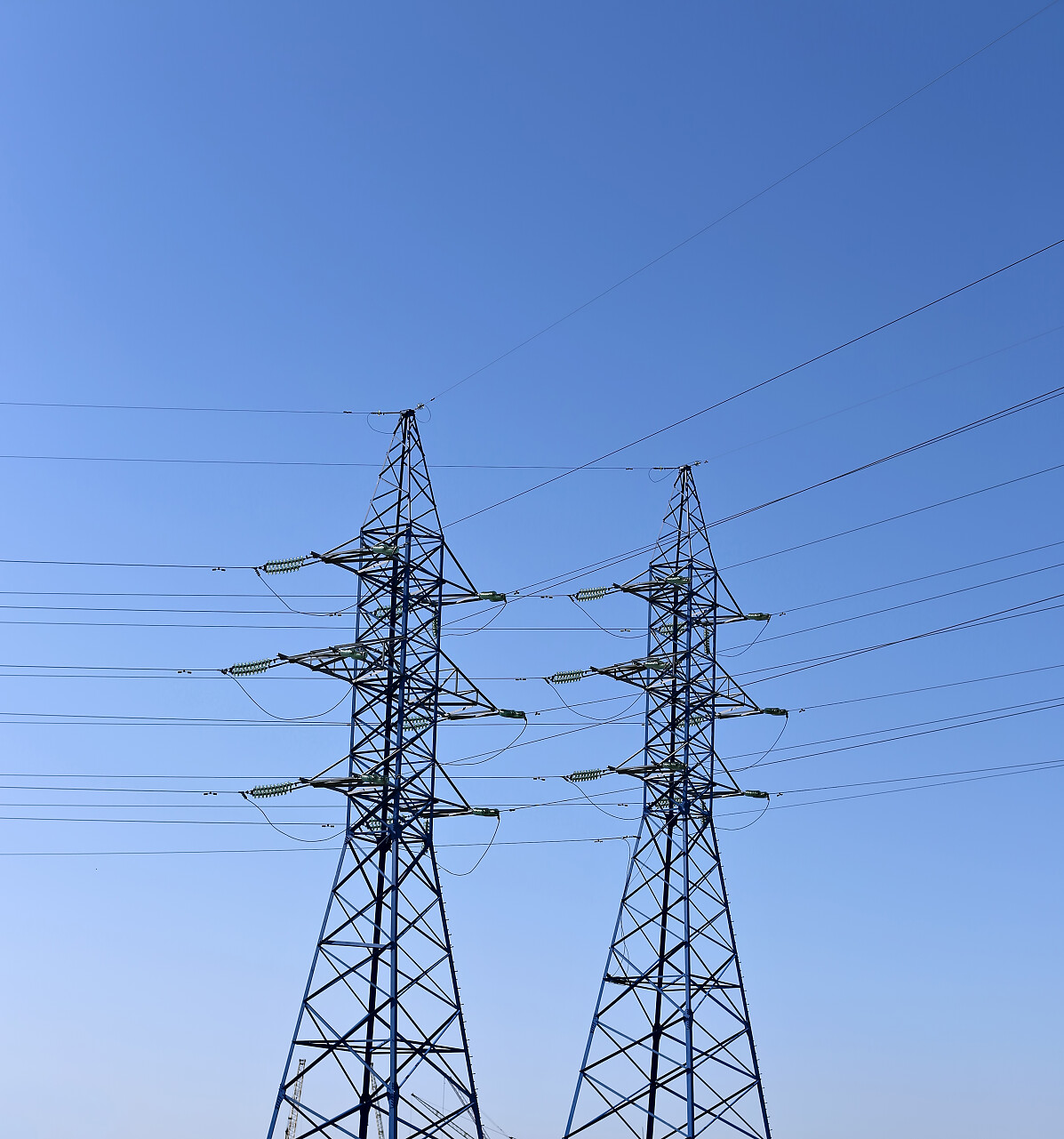 蓝天下的高压线塔