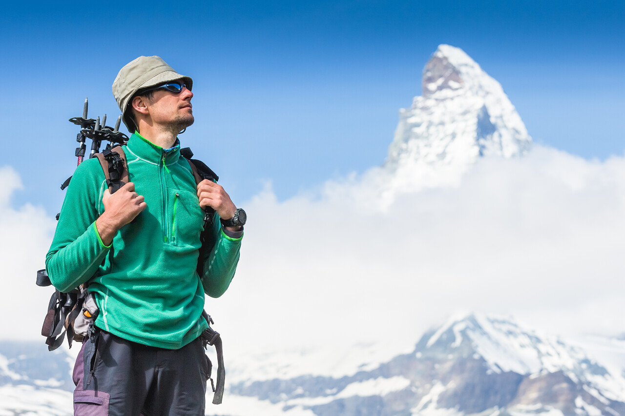 一位登山者正在雪山上看着前往励志努力坚持不懈克服困难