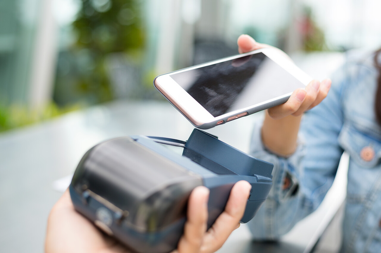 正在使用手机支付的特写