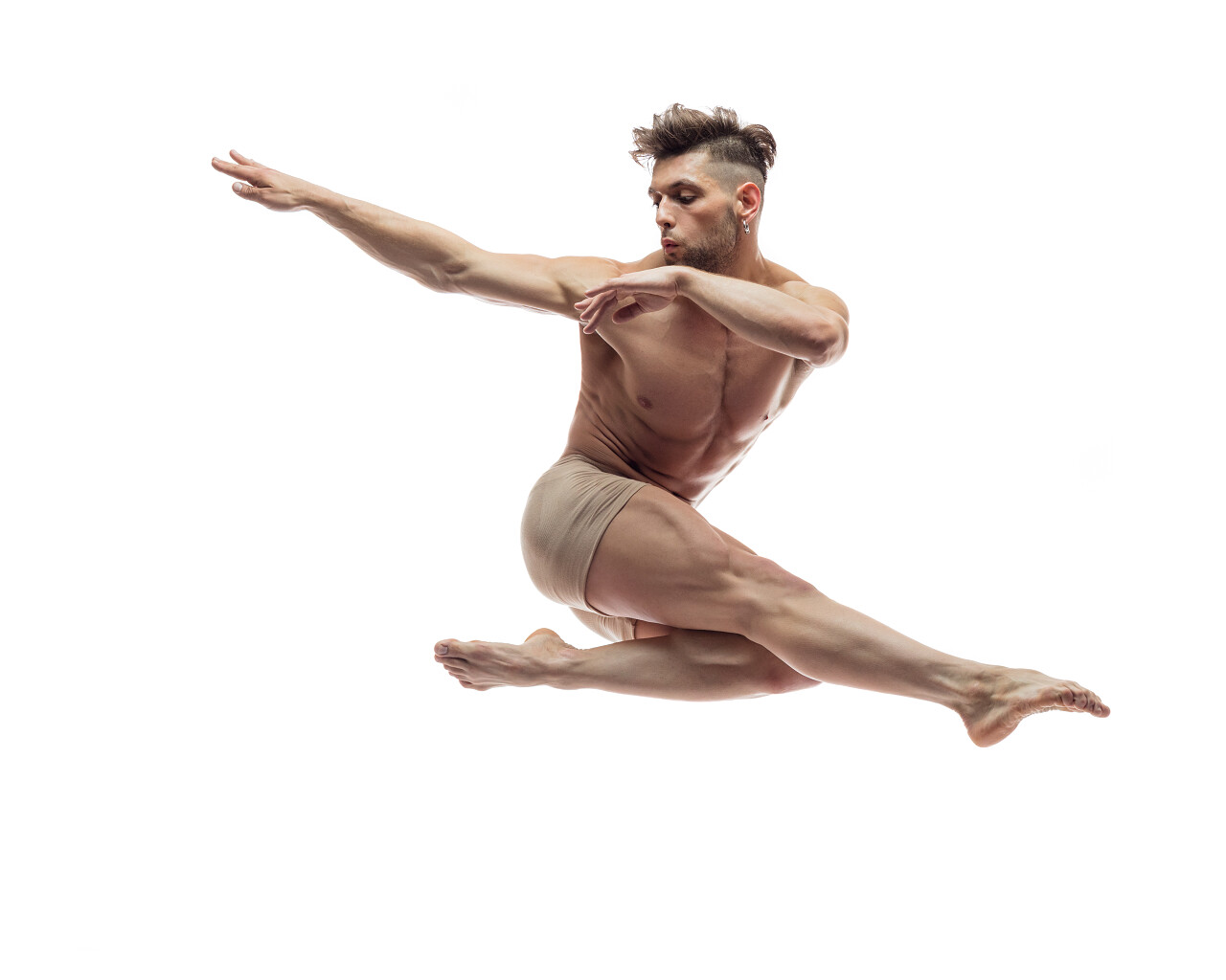 白色背景前跳现代风格舞蹈的男演员