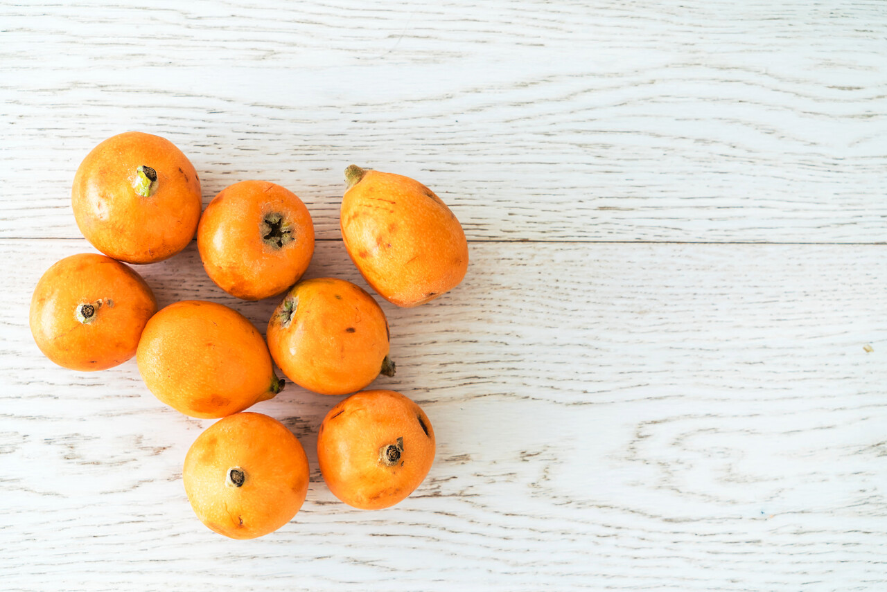 实木质背景前的成熟枇杷果实