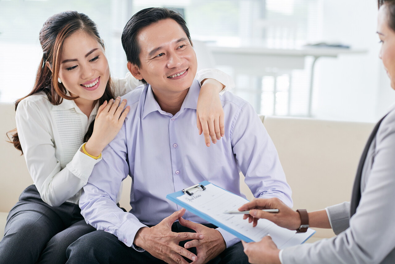 幸福的夫妇房与地产经纪人缔结租住协定