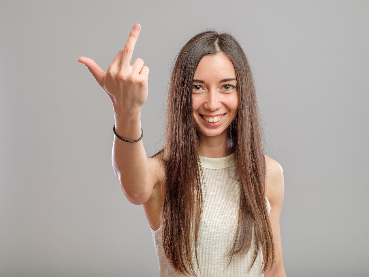 年轻女人比划淫秽手势鄙视