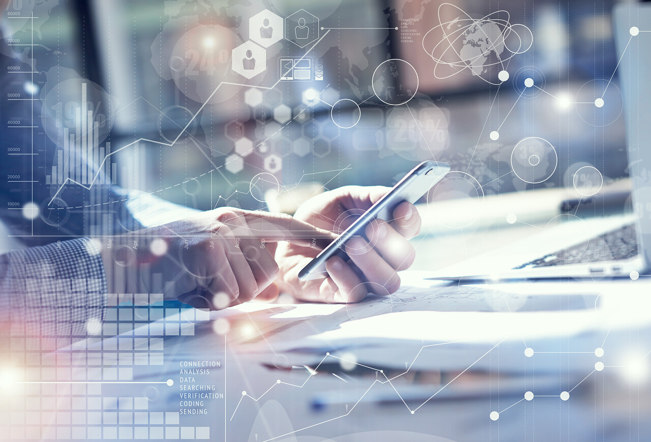 职场人士手点屏幕商务职场办公场所互联网背景创业平台