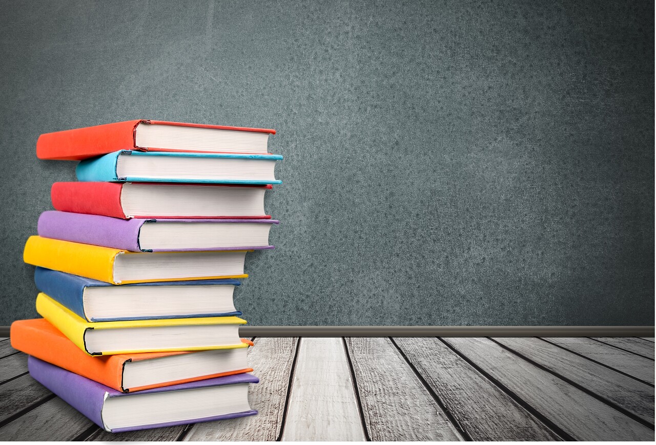 书本课本彩色书本一摞书木纹底读书分相会阅读世界读书日