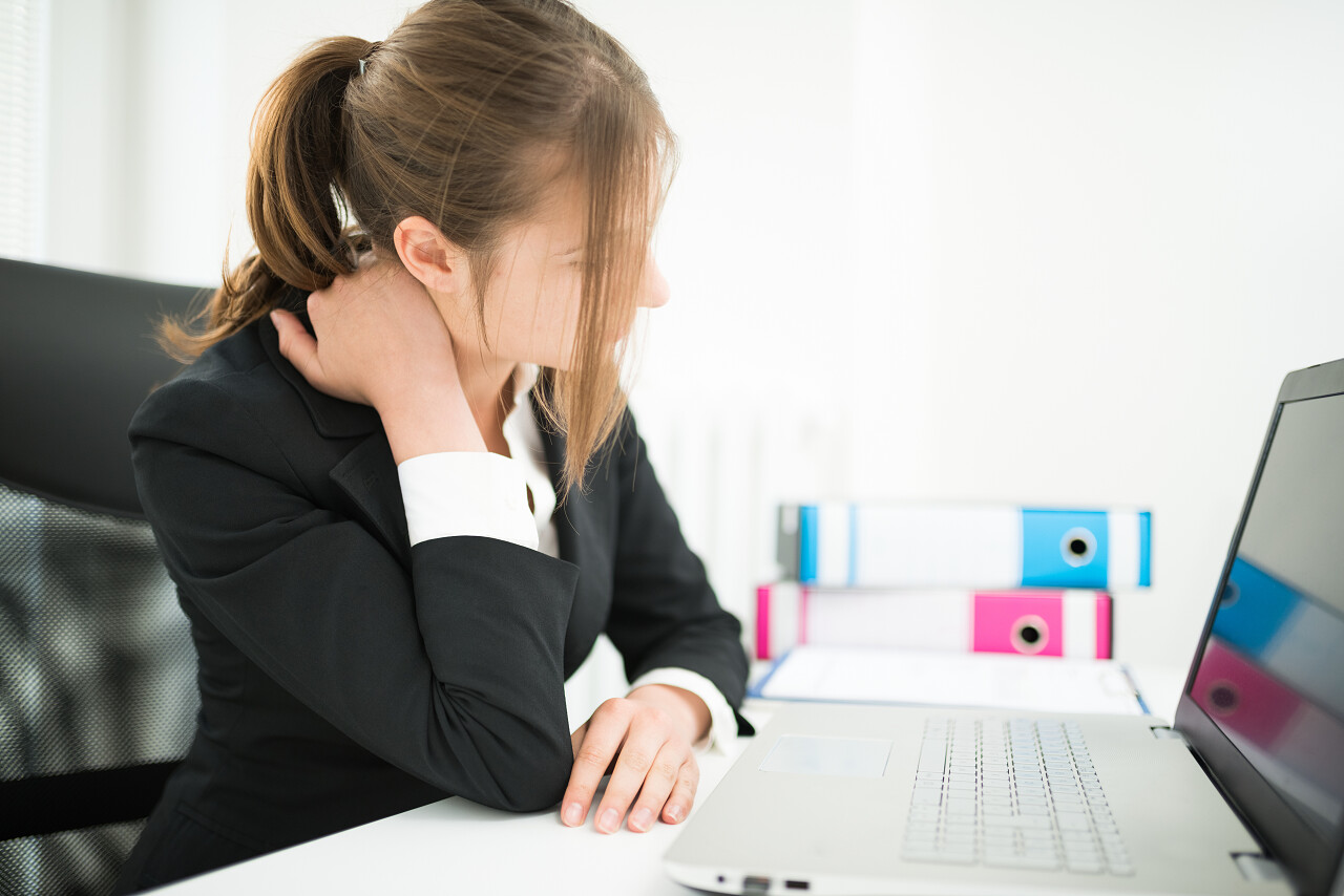 办公室上班脖子疼女人颈椎疼的女人生病的女人难受的女人肩颈疼痛