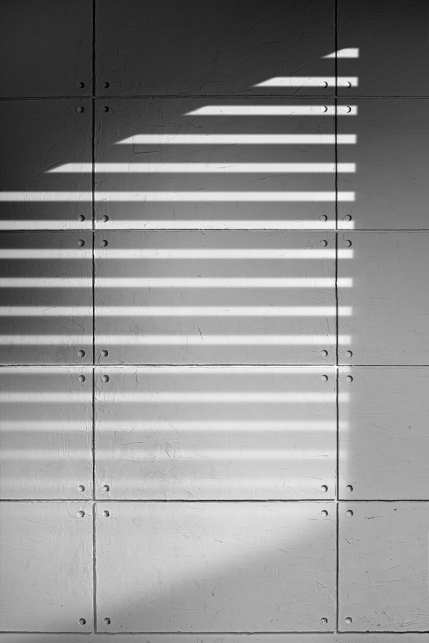 窗户光影灰色混凝土墙与百叶窗阴影纹理