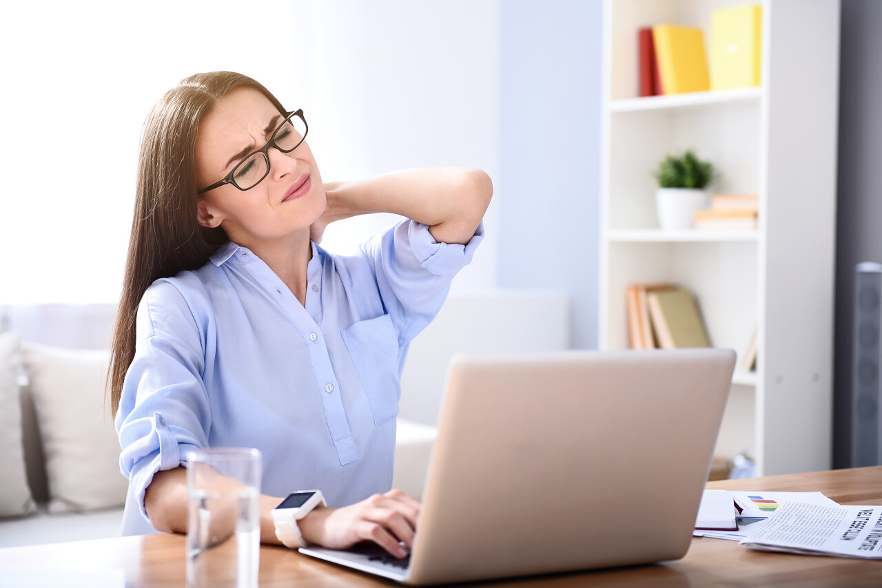 办公室上班脖子疼女人颈椎疼的女人生病的女人难受的工作累工作辛苦肩颈疼痛