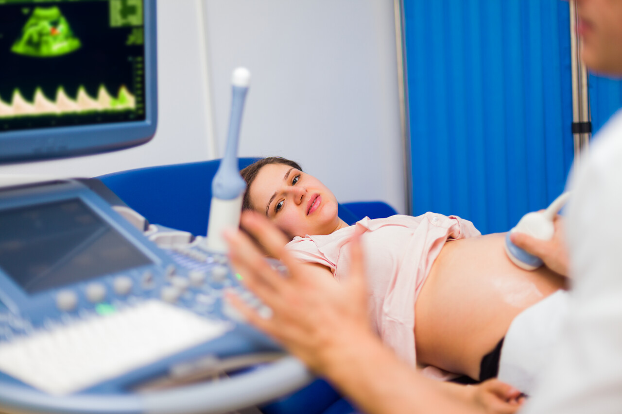 年轻孕妇做B超的女人怀孕女人医院妇产科