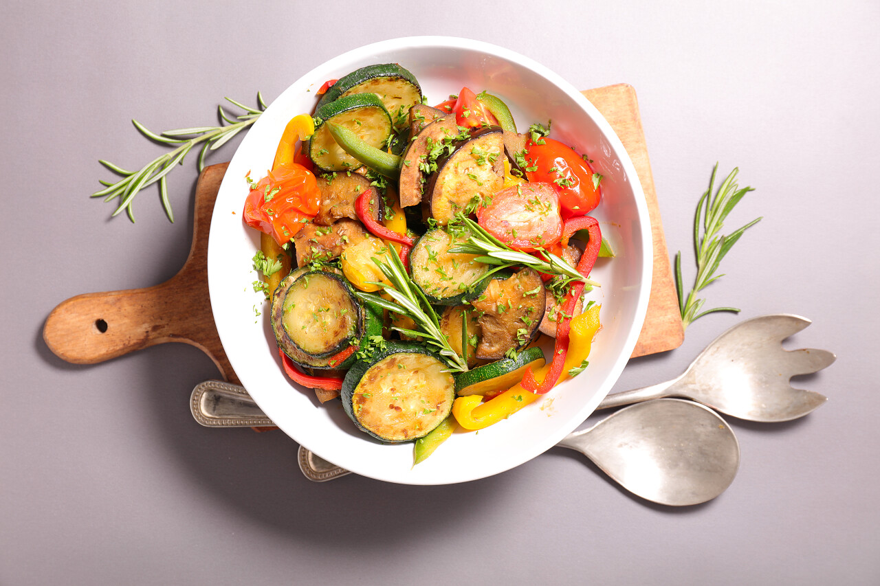 俯视角度新鲜美味食物一盘蔬菜勺子叉子沙拉