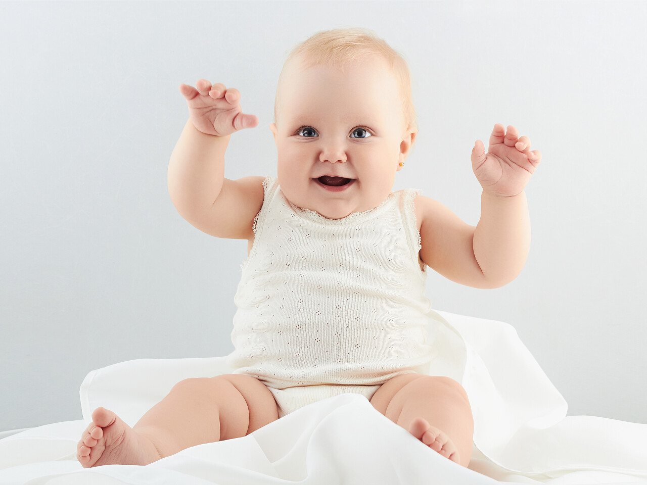 可爱孩子可爱小孩坐着的小孩微笑的小孩