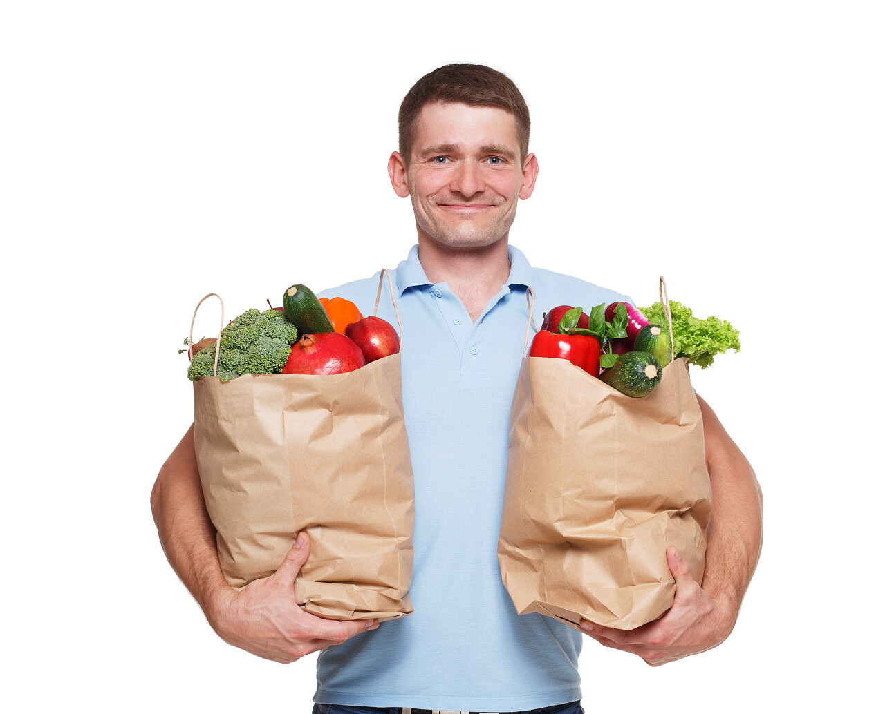 年轻男人微笑的男人手拿购物袋买菜购物