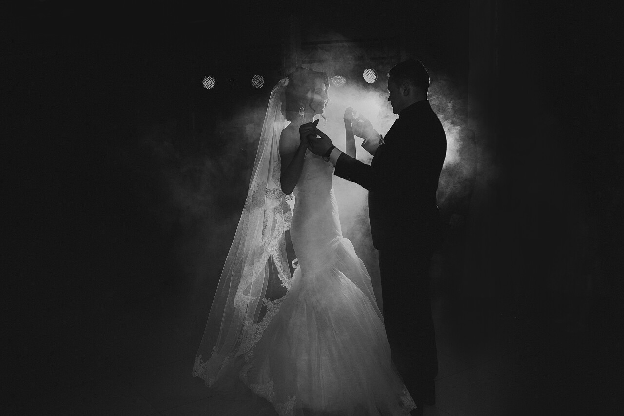 黑白结婚婚礼现场一对新人跳舞