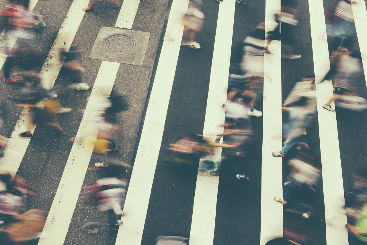 人行横道人群繁忙的都市斑马线街头