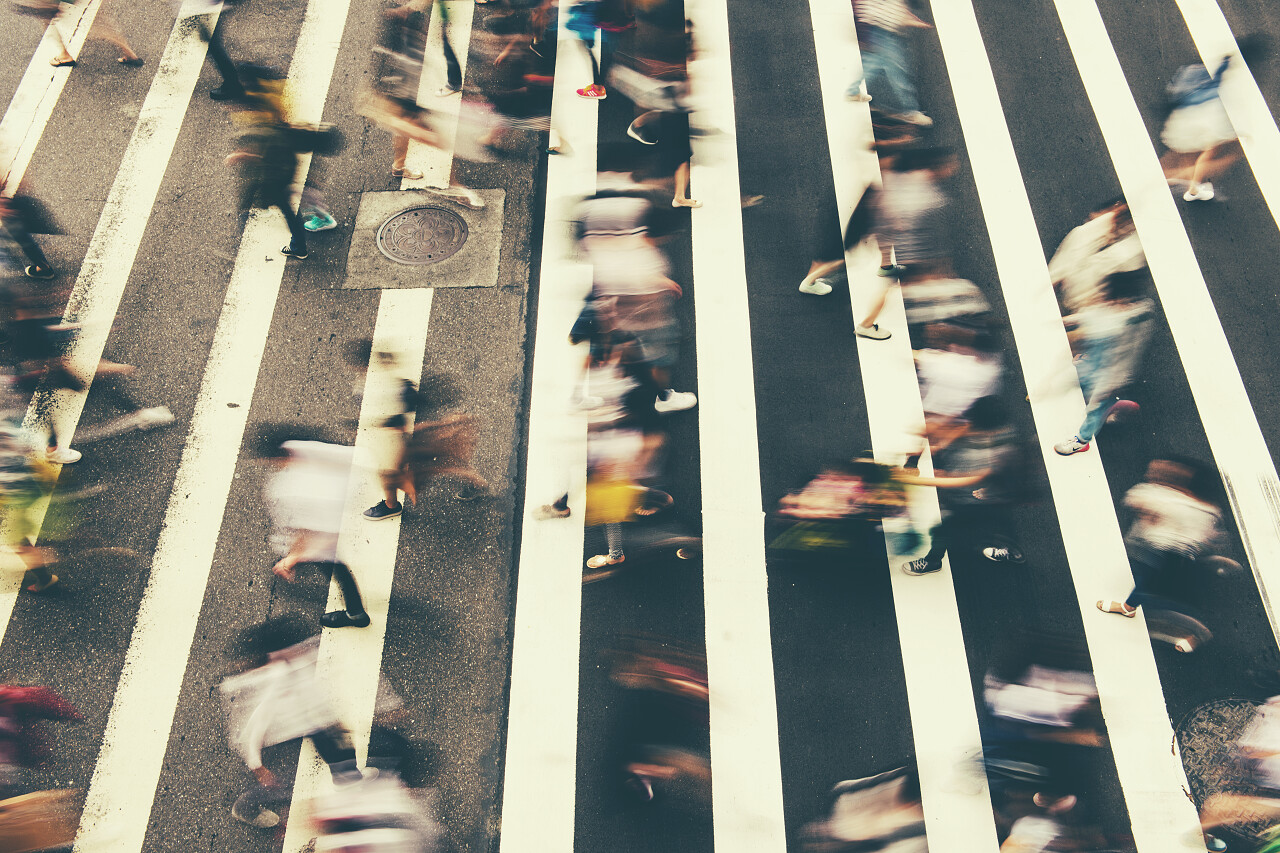 人行横道人群繁忙的都市斑马线街头