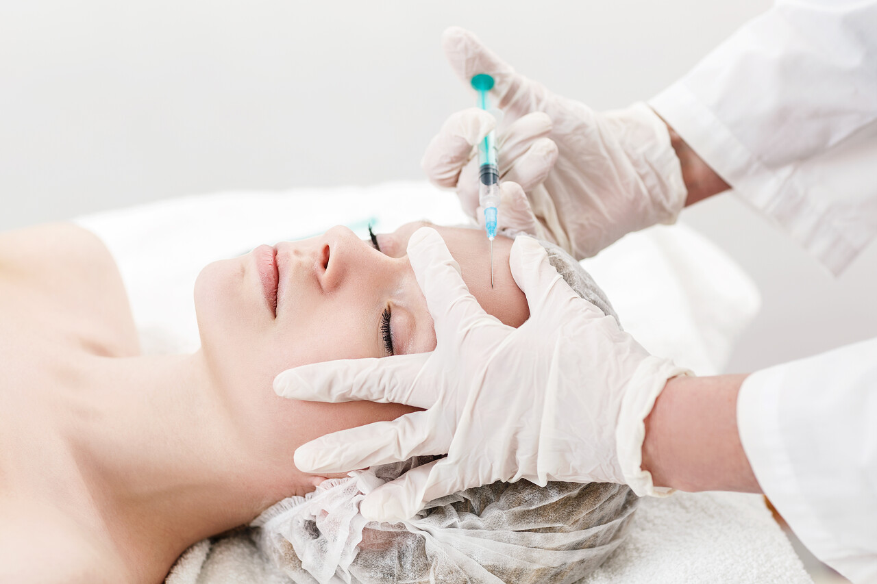 女性女人年轻女人整容医美按摩美容护肤放松解压