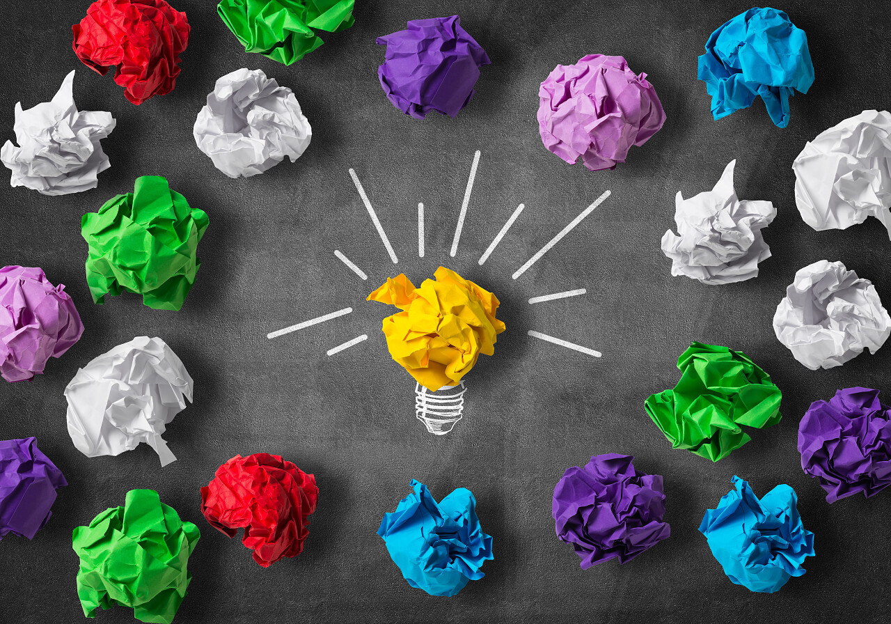 灰底彩色纸团弄皱的纸灯泡灵感思维思考