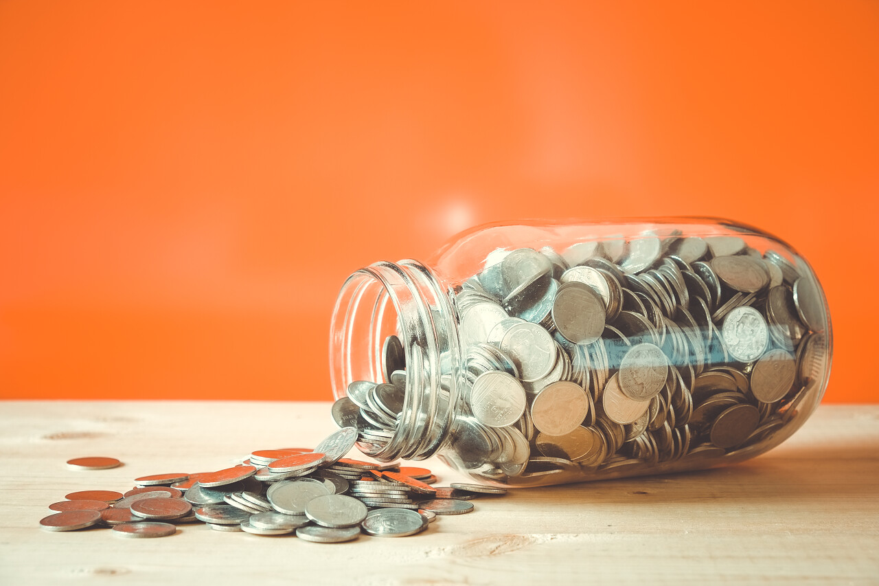 倒下瓶子玻璃瓶透明瓶子硬币一罐硬币一瓶硬币