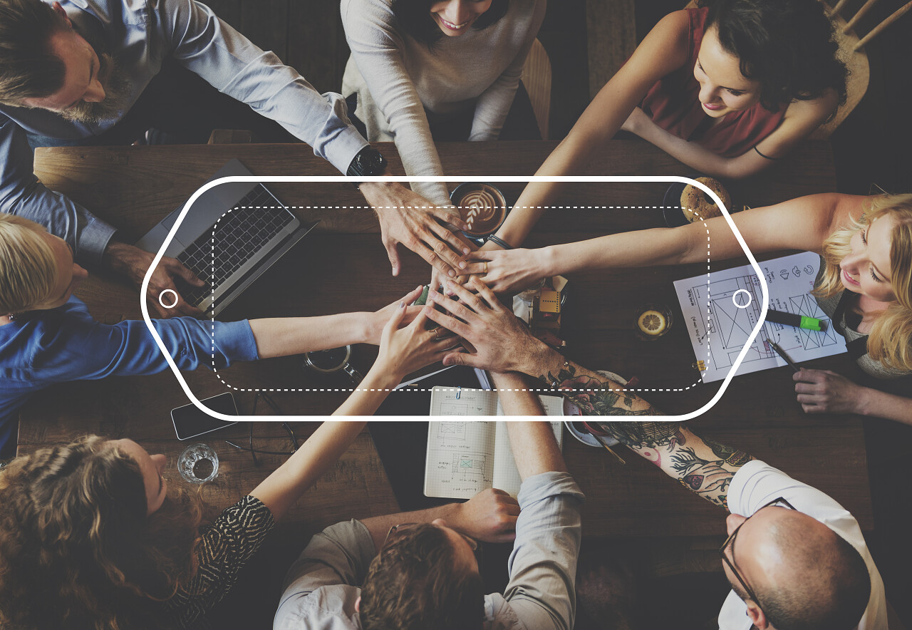 手搭在一起团结商务人士职场精英年轻团队商业团队团队加油