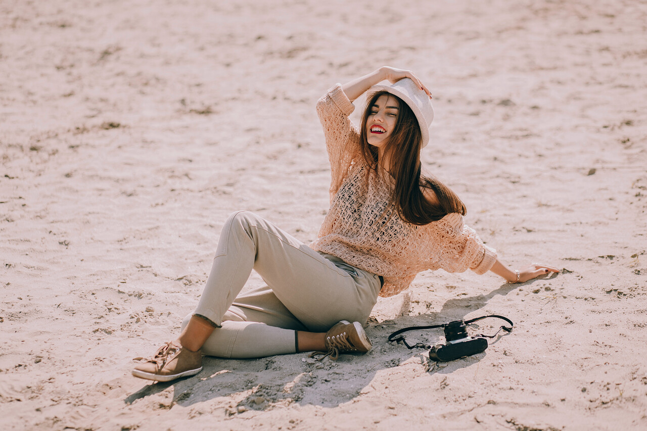 坐在沙滩的女人黑发女人海边美女女性女人人物风景图片