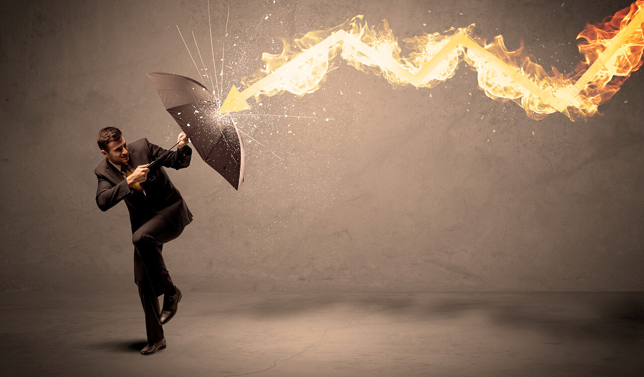 商人撑伞抵抗火焰抵抗风险挑战风险