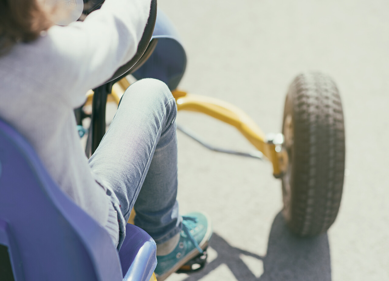 小女孩骑踏板卡丁车骑车蹬车