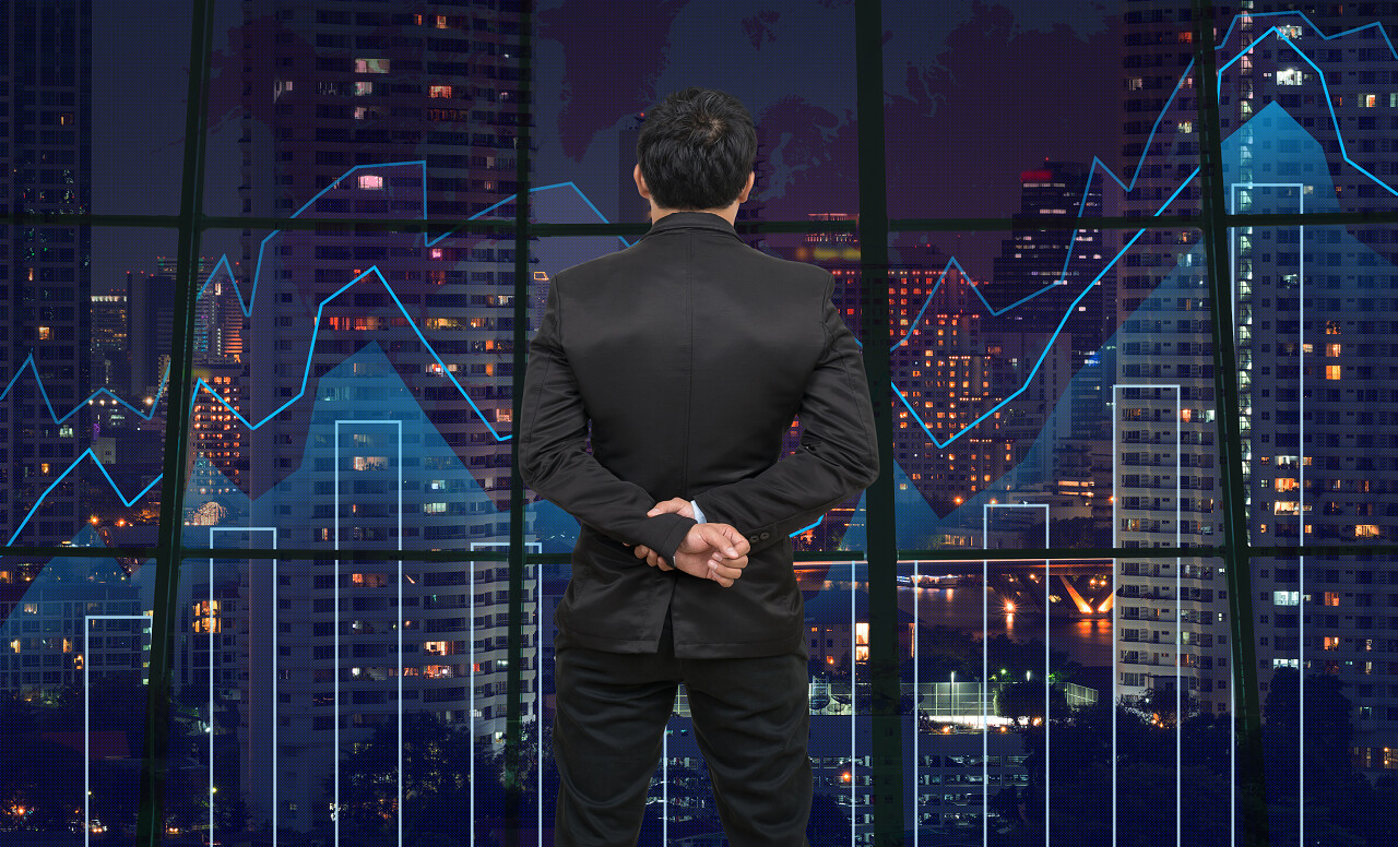 人物背影商务人士虚拟屏幕金融概念图