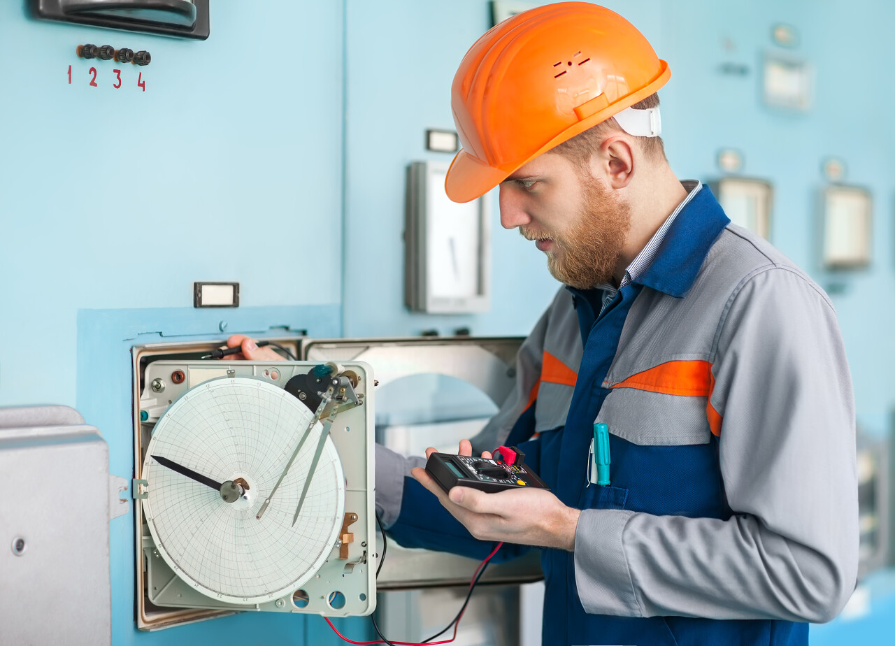 年轻的工程师设计师建筑师控制室工作照片