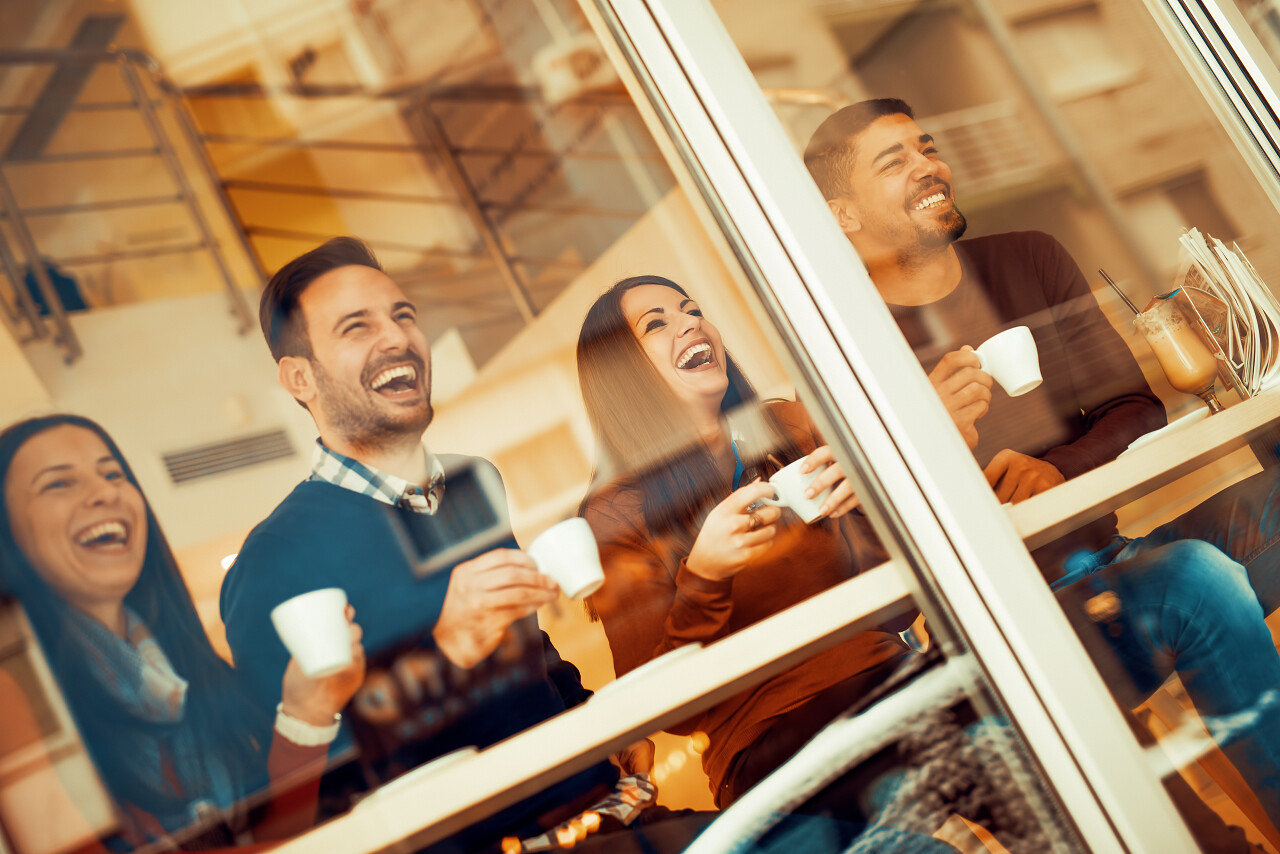 朋友们开心轻松在店坐着谈论会议讨论