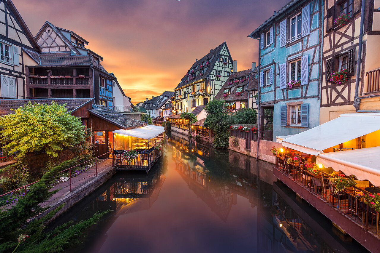 唯美炫彩宏伟大气霓虹灯夜景繁华城市建筑群城市湖面上的建筑夜景法国旅游