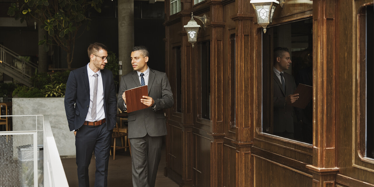 商人外国商人走路交谈规划工作场所