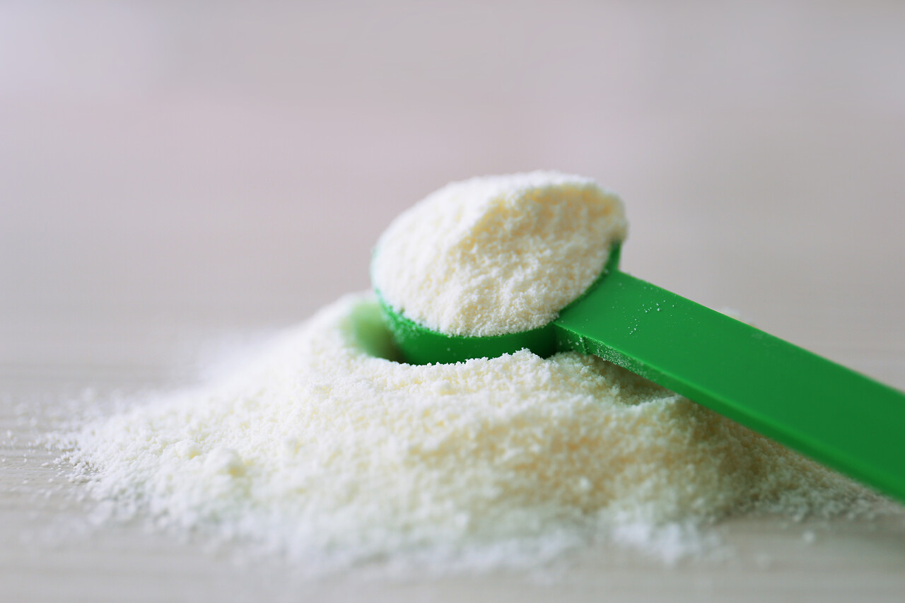 散落奶粉一勺奶粉奶粉罐婴儿用品奶瓶婴儿配方奶粉