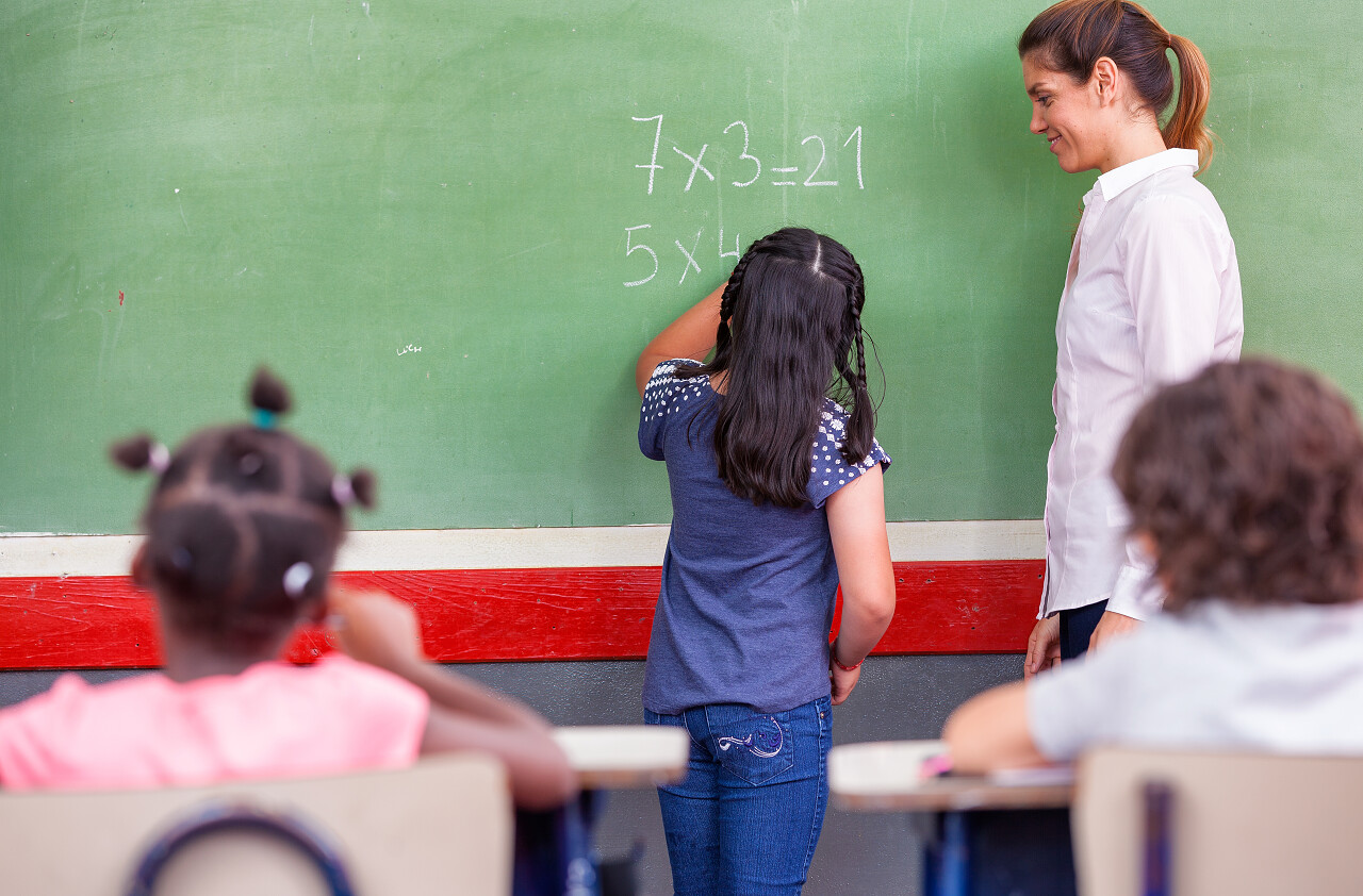 女老师教学老师上课黑板写字学校校园