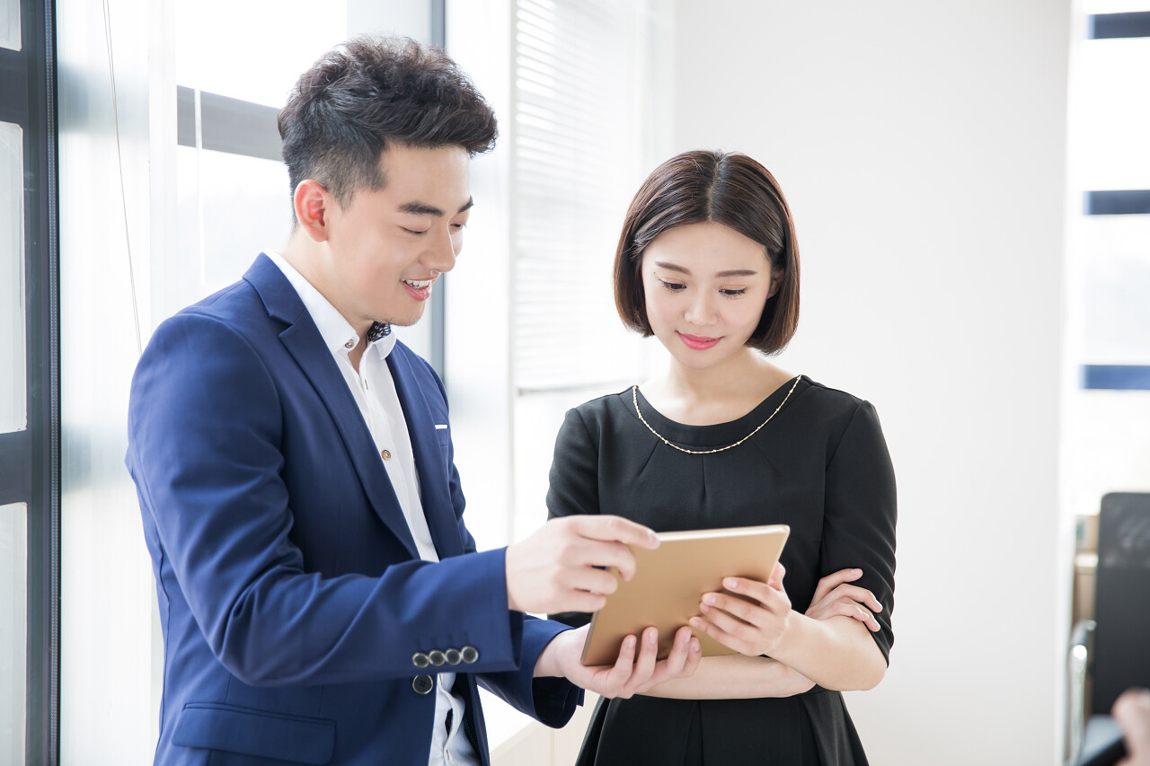 商人外国商人手拿平板交谈规划工作场所