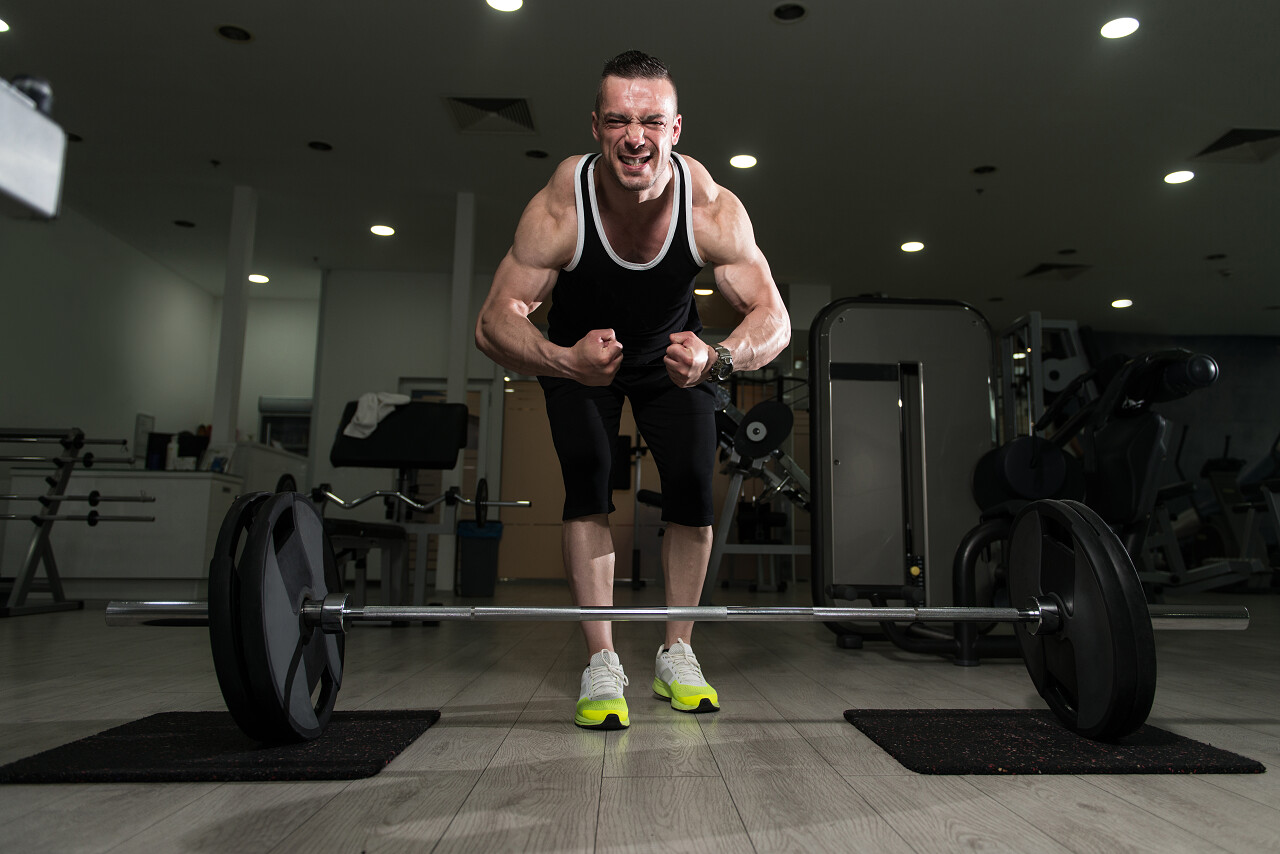 健身房男子手持哑铃肌肉