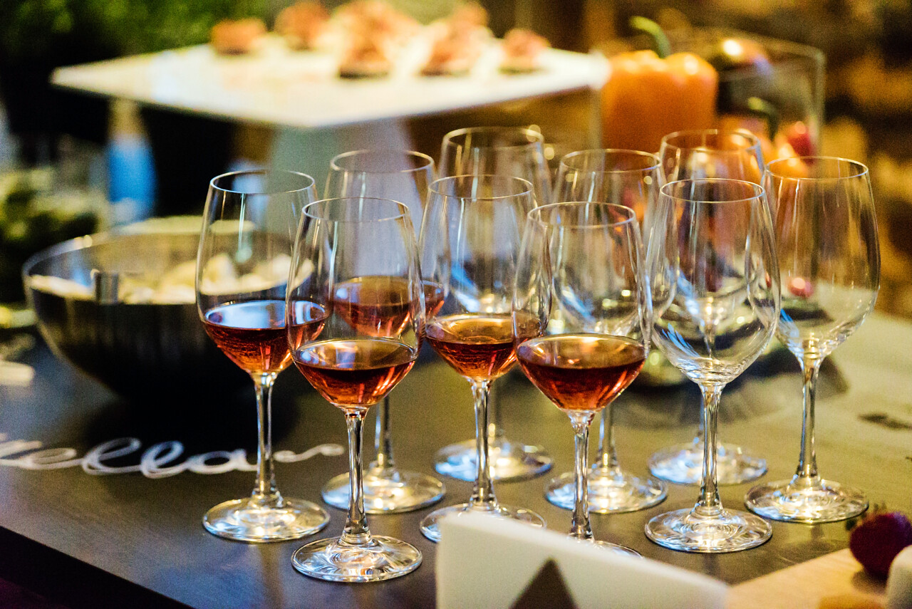 西餐西餐厅精致高脚杯高档餐厅