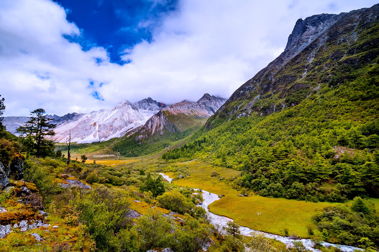 蓝天白云山峰山壮阔自然风景旅游景点四川旅游·