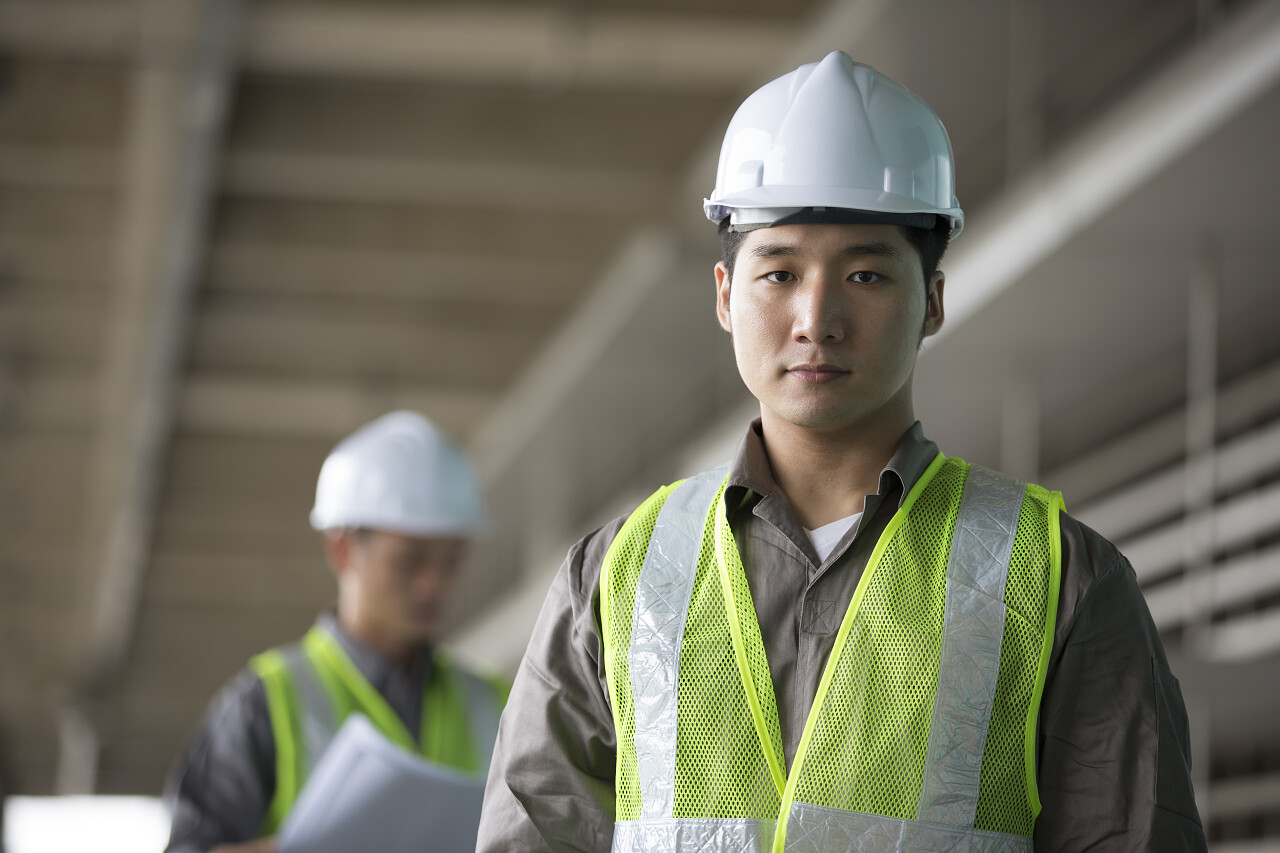 建筑工地施工现场建筑工人研究图纸工人讨论指导工作