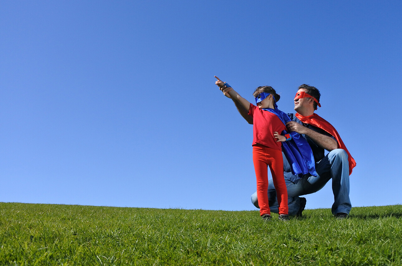 父子亲子写真超人父子蓝天草地草坪