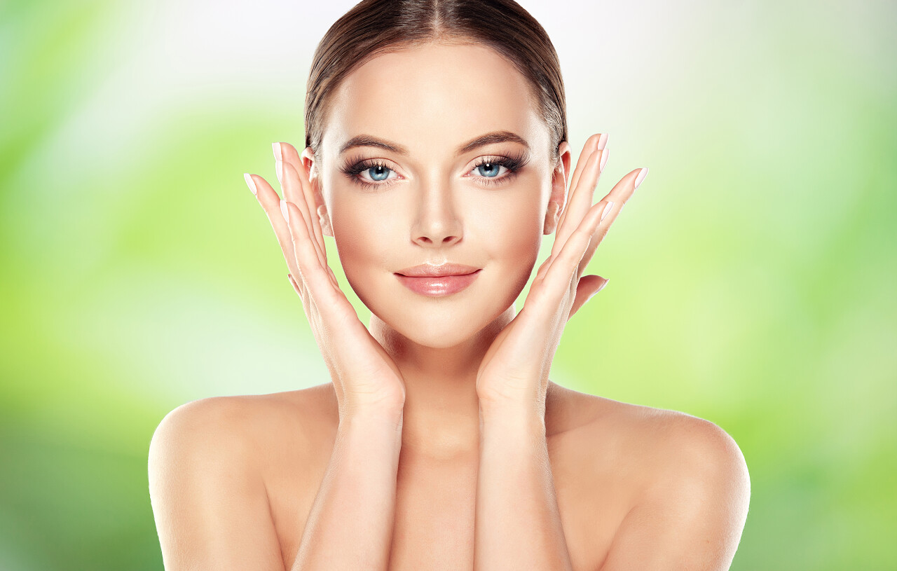 美容女性人物人像半身漂亮欧美女人人物特写面部清洁脸部笑脸笑容