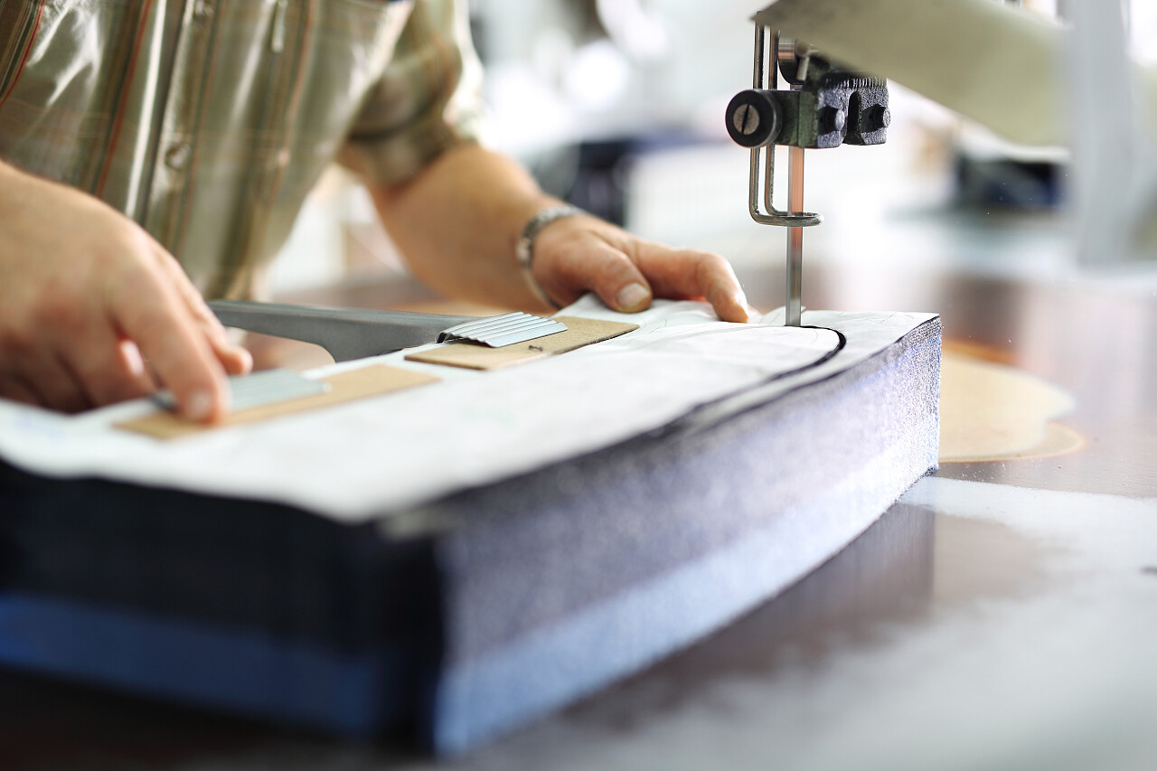 切割布料裁剪刀裁缝做衣服工厂流水线