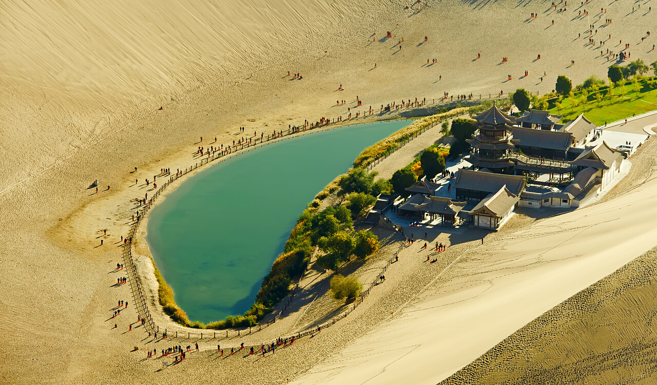 绿色唯美自然阳光投射的湖泊风景敦煌旅游图片