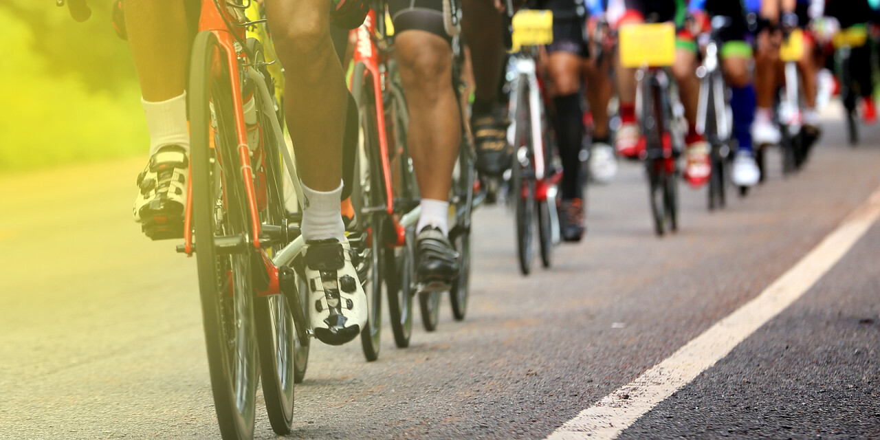 骑车比赛户外运动骑行马路上骑山地车的男子