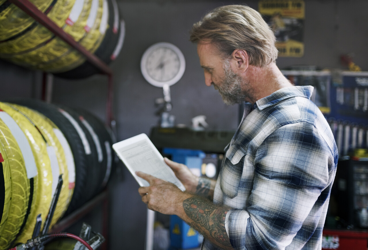 维修工车间手拿平板手点屏幕商务职场办公场所