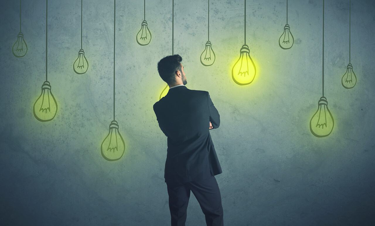 挂灯灯泡思考的商人灵感想法思维思考