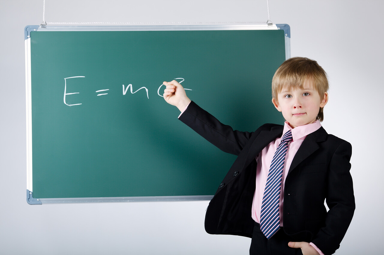 黑板上写字的小男孩穿西装的小孩