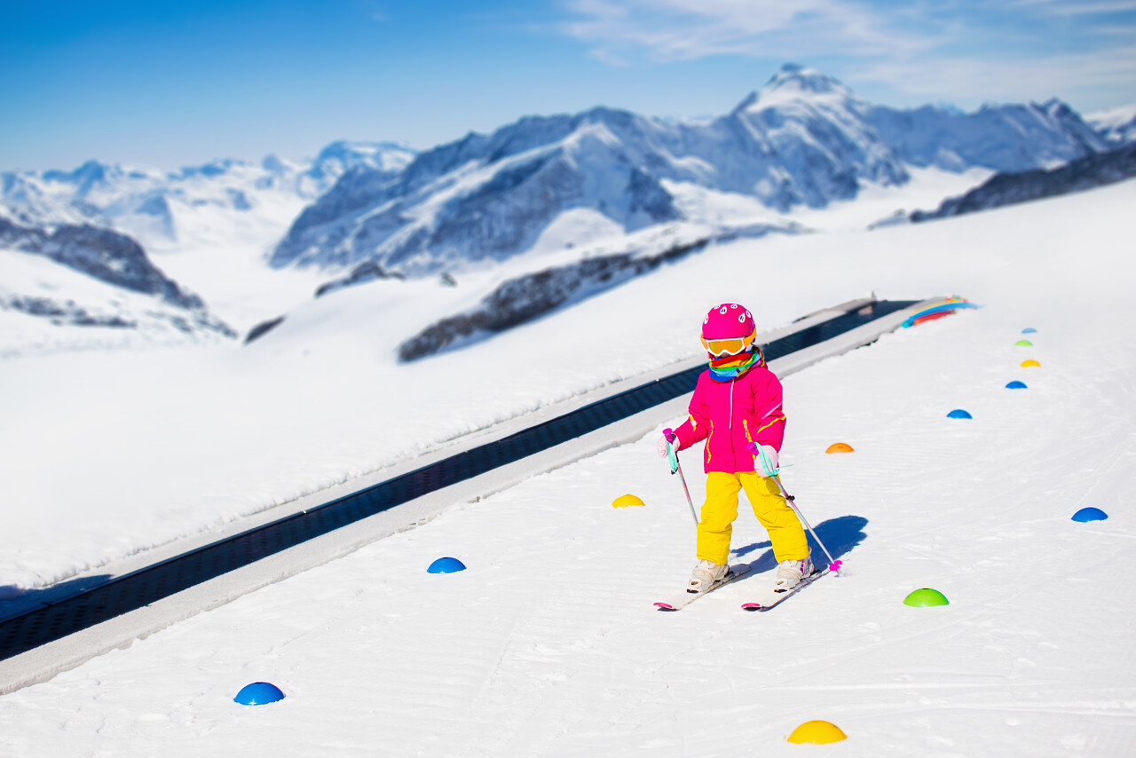 滑雪的小孩运动锻炼滑雪雪地冬天冬季