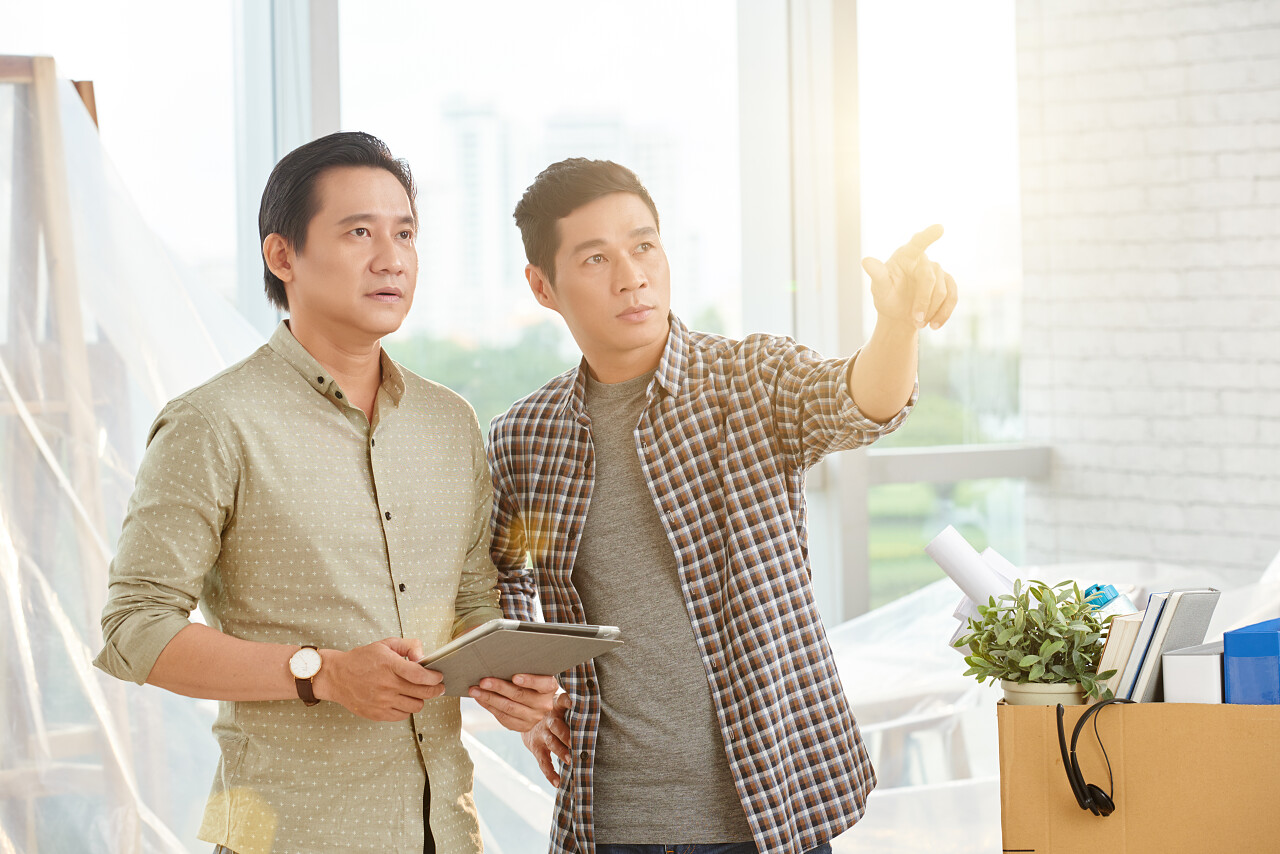 商人外国商人手拿平板交谈规划工作场所