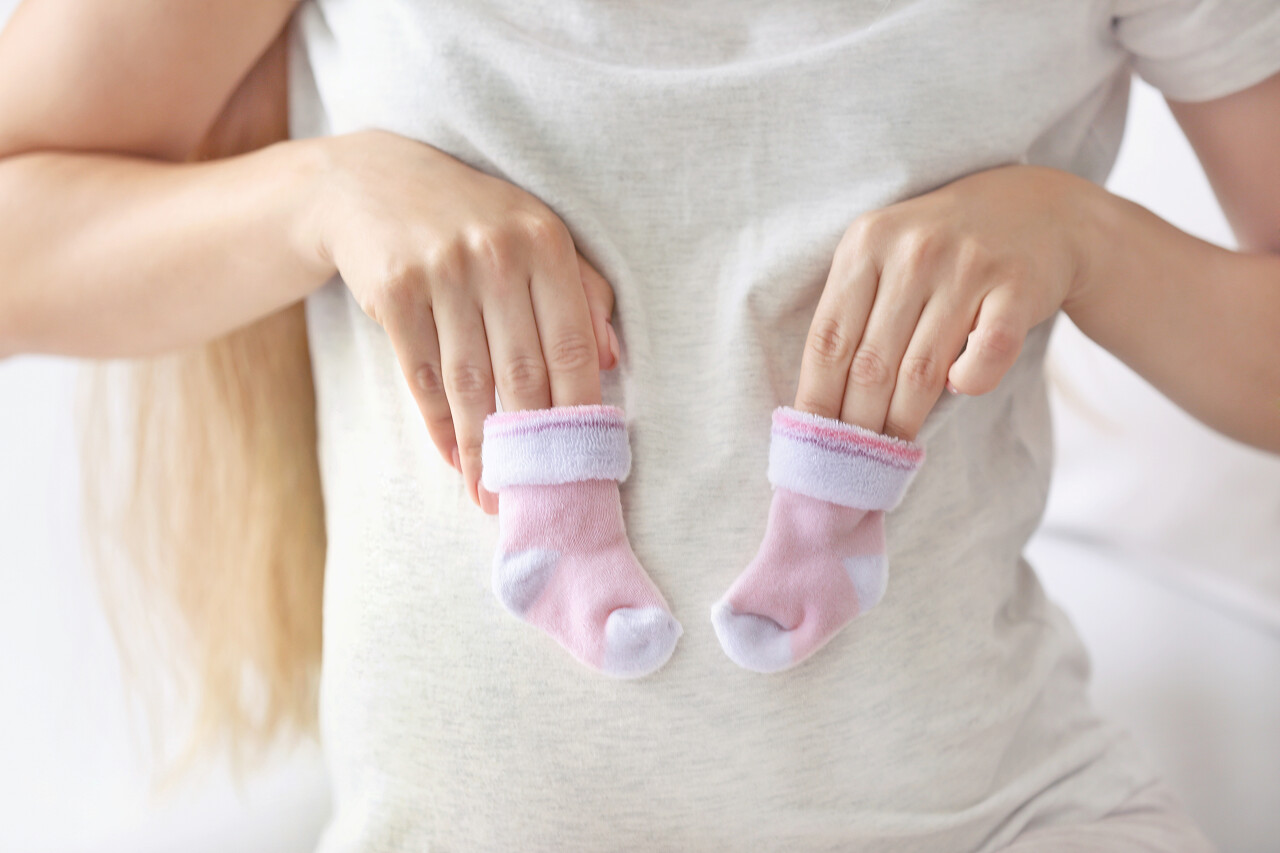 手拿袜子婴儿衣物孕妇女性人物人像半身