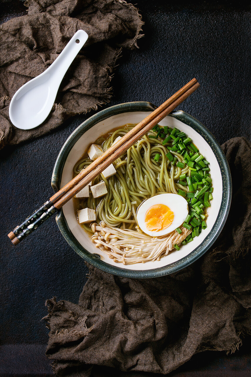 俯视角度食物新鲜面条鸡蛋香葱